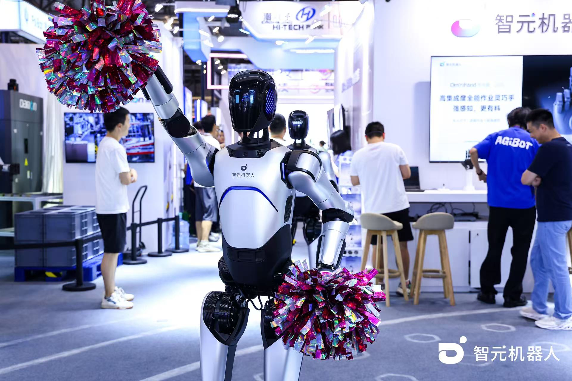 ok138太阳集团机器人 WAIC 首日展台火爆，机器...